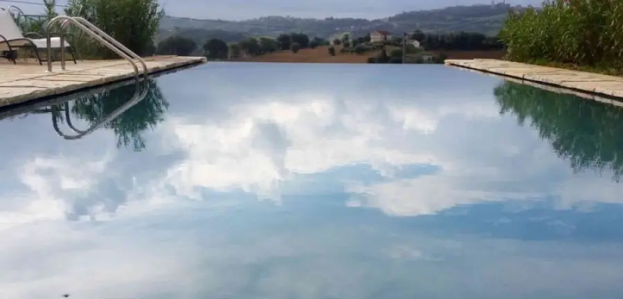 Piscine a Sfioro o Skimmer?