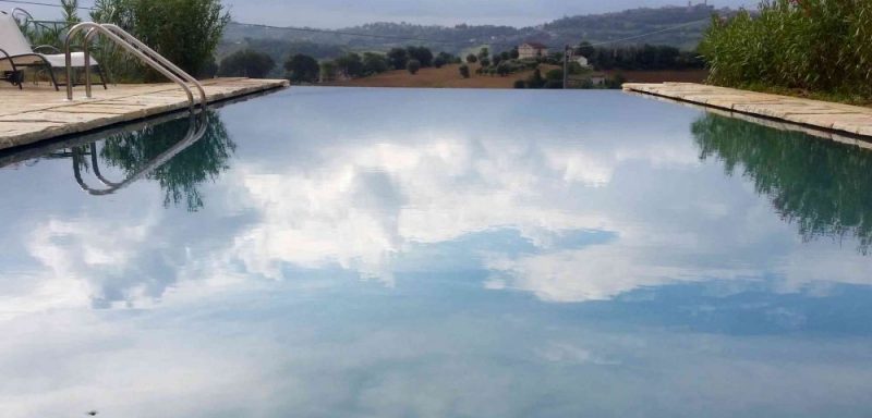 Piscine a Sfioro o Skimmer?