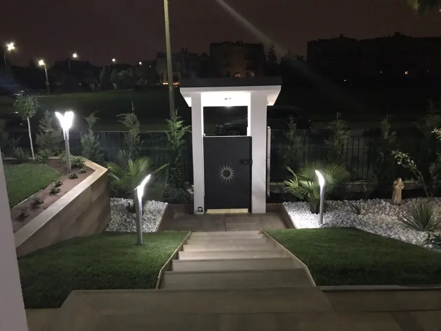 Lampioncini LED: i Migliori Paletti Luminosi da Giardino