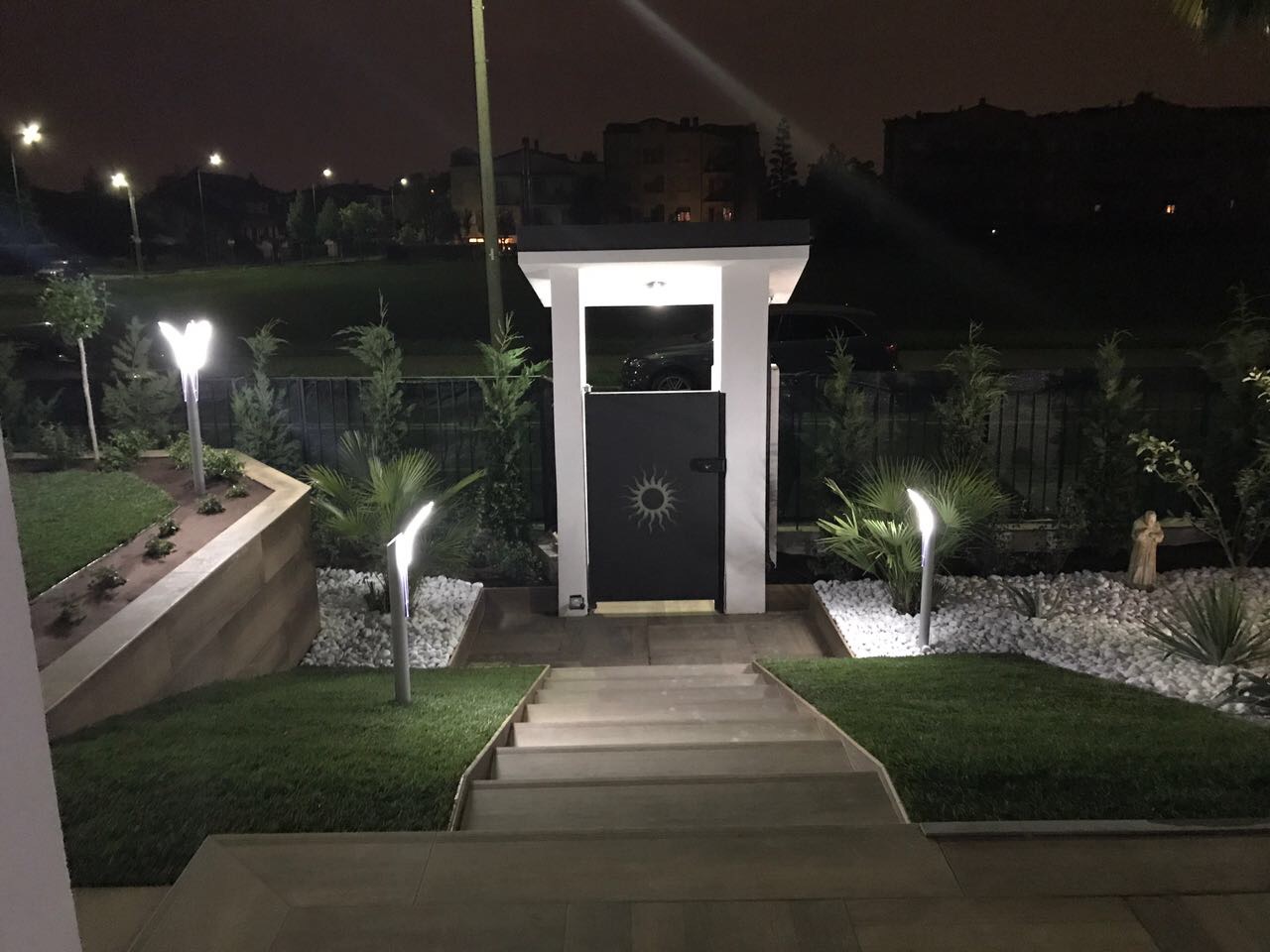 Lampioncini LED: i Migliori Paletti Luminosi da Giardino